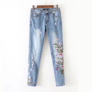 Embroidered ripped high-rise jeans trousers